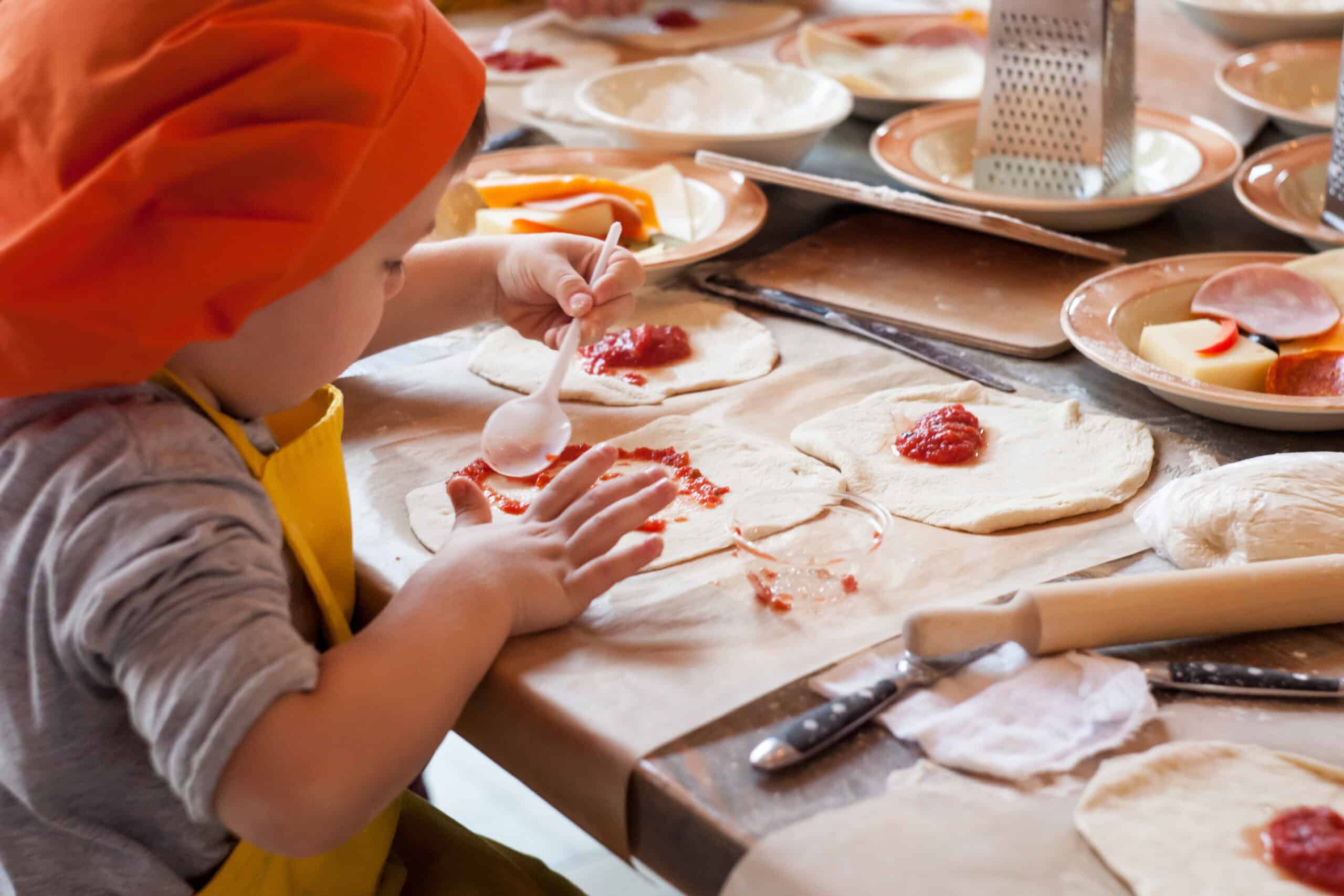 PIZZA MAKING AND PLAY